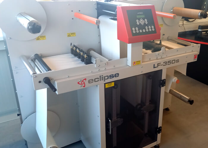 CNC-Etikettenschneiden auf Rolle